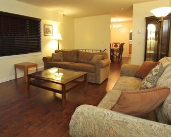 Cherry Tree Inn - Victoria - Living room