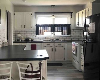 Just Like Home Your Comfortable Stay - Hutchinson - Kitchen
