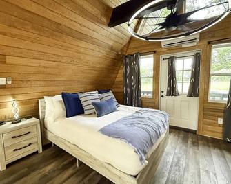 The Fox Hill Cabin: Where Country Charm Meets Town Convenience! - Malvern - Bedroom