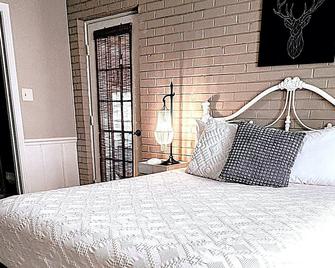 Comfortable home close to everything w/private deck/yard, well equipped kitchen. - Nashville - Habitación