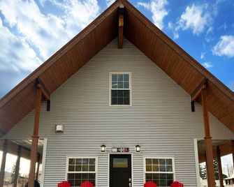 Beautiful Cottage Next Door to Bozeman Hot Springs - Welcome to Wee Tiny Town! - Bozeman - Building