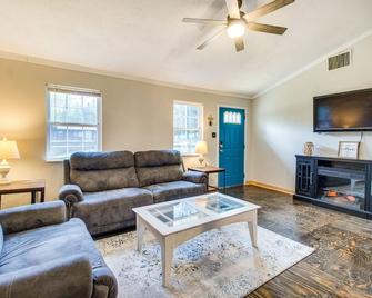 Arkansas Vacation Rental Less Than 1 Mi to Norfork Lake - Mountain Home - Wohnzimmer