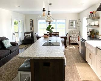 Buena Hill Homestead is a newly renovated private apartment in lancaster county - Gap - Dining room