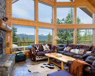 Luxurious Chalet Retreat: Breathtaking Views, Hot Tub, Bbq, And Fireside Comfort - Crescent - Living room