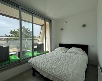 Nice T2 with 2 balconies on the seafront - Ouistreham - Schlafzimmer