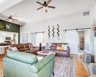 Golf Course Home with Pool and Hot Tub Near Lake and State Park - 셀리나 - 거실