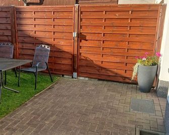 Holiday apartment with terrace and water view - Balm - Patio