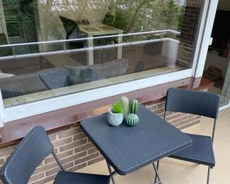 Stilvolles, frisch renoviertes 2Zi Apartment mit Küche und Balkon in Kliniknähe - Bad Oeynhausen - Balkon