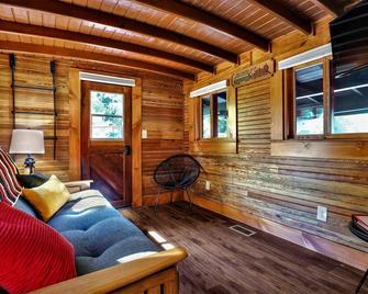 Stunning 1927 Historic RR Caboose X61 Train car with Master Suite Sleeps 4 - Saluda - Вітальня