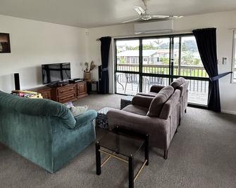 Restful Recreation. Modern home in great location - Mangonui - Living room