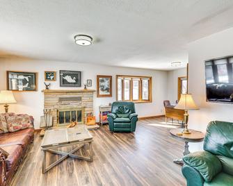 1/2 Mi to Dtwn: Pierre Family Home w/ Patio - Pierre - Living room