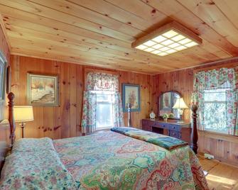 Dog-Friendly Burnsville Cabin Rental Near Hiking! - Burnsville - Bedroom