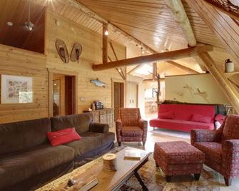The Beaver House - Beautiful, modern log home - Only 30 minutes from Calgary. - Bragg Creek - Living room