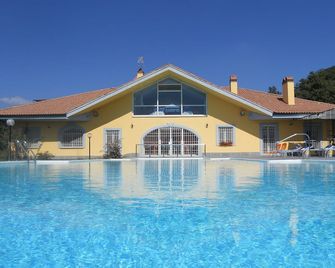 Agriturismo Il Casale Delle Ginestre - Tragliatella - Piscina