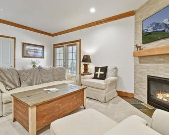 Family Getaway-Pool, Tubing, Skiing, & Ice Castles Villa 1002 villa - 中途島（猶他州） - 客廳