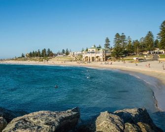Sundancer Backpackers Hostel - Fremantle - Beach