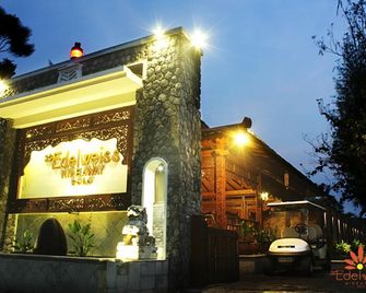 Chrome Hotel & Resort Solo - Surakarta City - Edificio