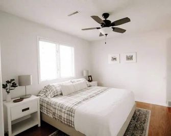 New Ames Getaway - Centrally Located, Sleeps 8 - Ames - Slaapkamer