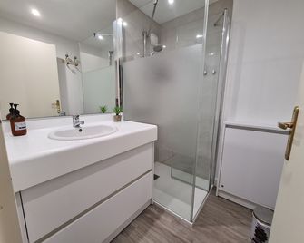 Au Quai Des Pecheurs by Cocoonr - Saint-Malo - Bathroom