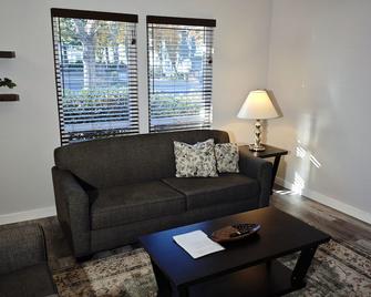 Lemontree House: Chic Davis 3br Gem Near Uc Davis - Davis - Living room