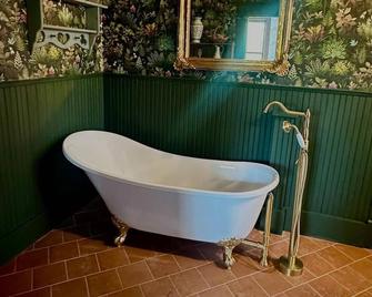 The Bouquet Suite w/ Private Full Bath - Mount Pleasant