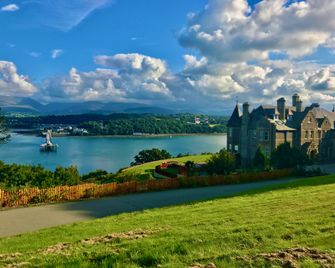 Bryn Mel Manor Straits View - Menai Bridge