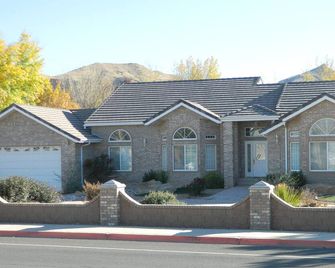 Gateway to Zion - Sleeps 8! - Hurricane - Budova