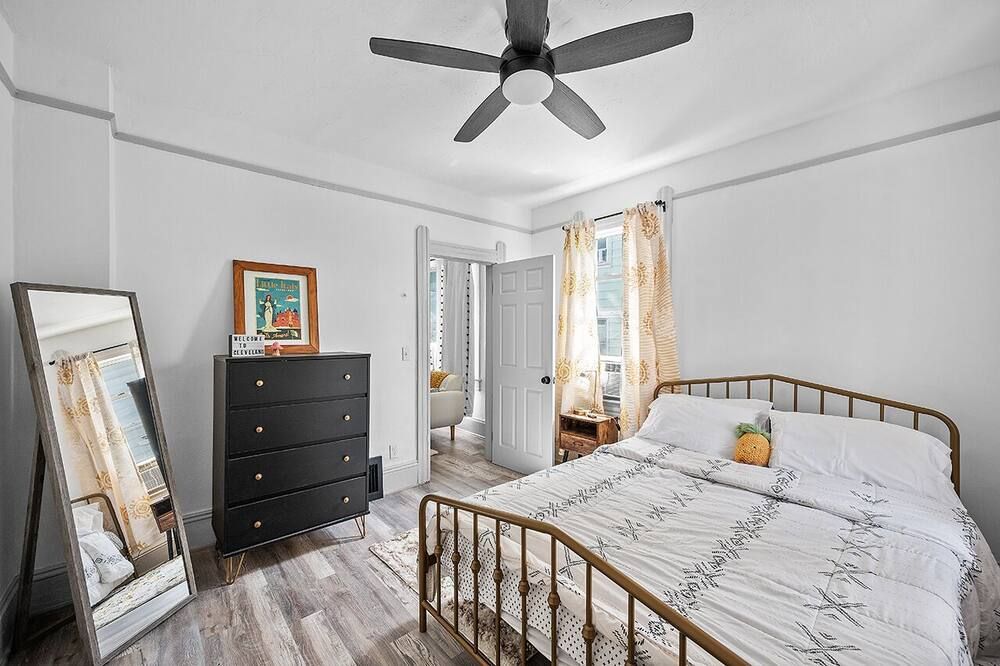 Center of Little Italy #2 - קליבלנד - חדר שינה