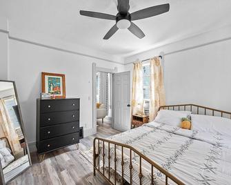 Center of Little Italy #2 - Cleveland - Bedroom