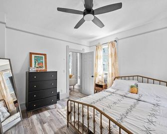 Center of Little Italy #2 - קליבלנד - חדר שינה