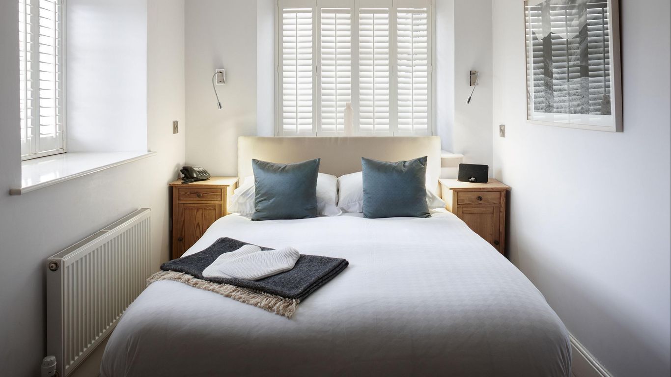 Cross Foxes - Bar Grill Rooms