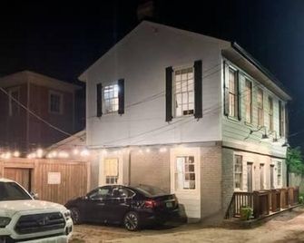 Stylish Savannah Stay I Walk to Forsyth I Free Parking - Savannah - Edificio