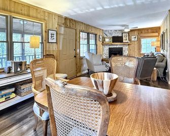 Walk to town,covered deck dining,wood-burning fireplace - Highlands - Dining room