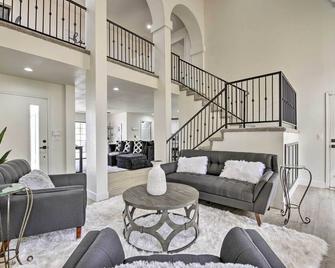 8 mi to Westgate Family-Friendly Glendale Home! - Glendale - Living room