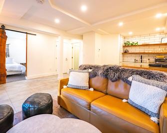 Dog Friendly & Luxury Suite - Ucluelet - Sala