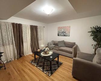 Cute, Cozy, Elegant Budlong Woods - Chicago