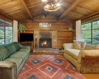 Cedar at Rainier Lodge (0.4 m from Mt.Rainier) - Ashford - Living room