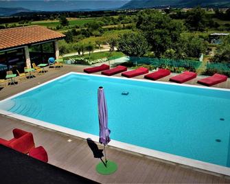 Tenuta Pezzapane - Pratella - Piscina