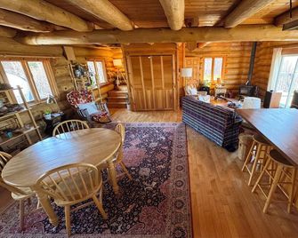 Private Oceanfront Log Home nestled right on the world famous Bay of Fundy - Middleton - Dining room