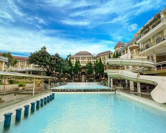 Tretes Raya Hotel And Resort - Prigen - Pool