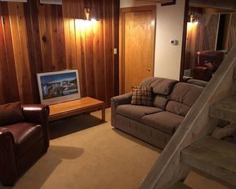 Missouri River Getaway - Great Falls - Living room