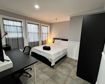 Cozy 1-bedroom apartment in Hicksville with WiFi, AC - Hicksville - Bedroom
