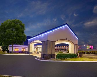 Days Inn by Wyndham Austintown - Austintown - Building