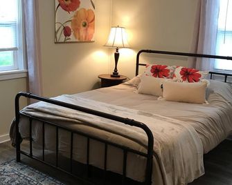 The Sweet Retreat Farmhouse with fast WiFi - Prairie City - Bedroom
