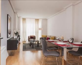 Roomspace Las Tablas Azofra Apartments - Madrid - Dining room