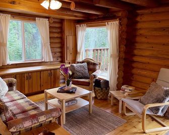 Tír Na Sióg Guesthouse - 5 minutes from beautiful Wells Gray Park - Clearwater - Living room