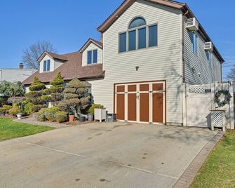 Cozy Levittown Apartment: Full Kitchen + Smart Tv! - Levittown - Building