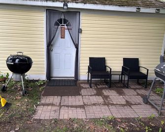 Cozy 1-bedroom guest house with WiFi, AC one mile to the beach! Walk to downtown - Manistee - Patio