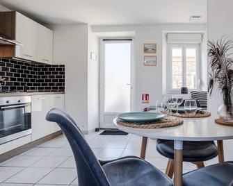Beautiful apartment in villa for 3 guests with WIFI, TV, terrace and pets allowed - Pirou - Salle à manger