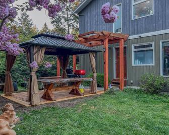 Peaceful 1 BR Hideaway on 1 Acre w/ Pond, Near Ferry, Airport & Nature - North Saanich - Patio